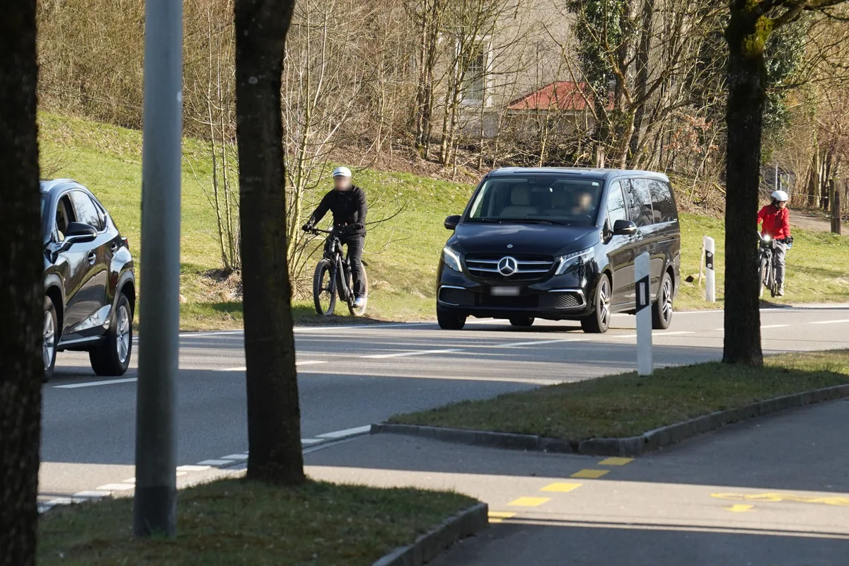 Auf der Aathalstrasse kommt es immer wieder zu Unfällen.